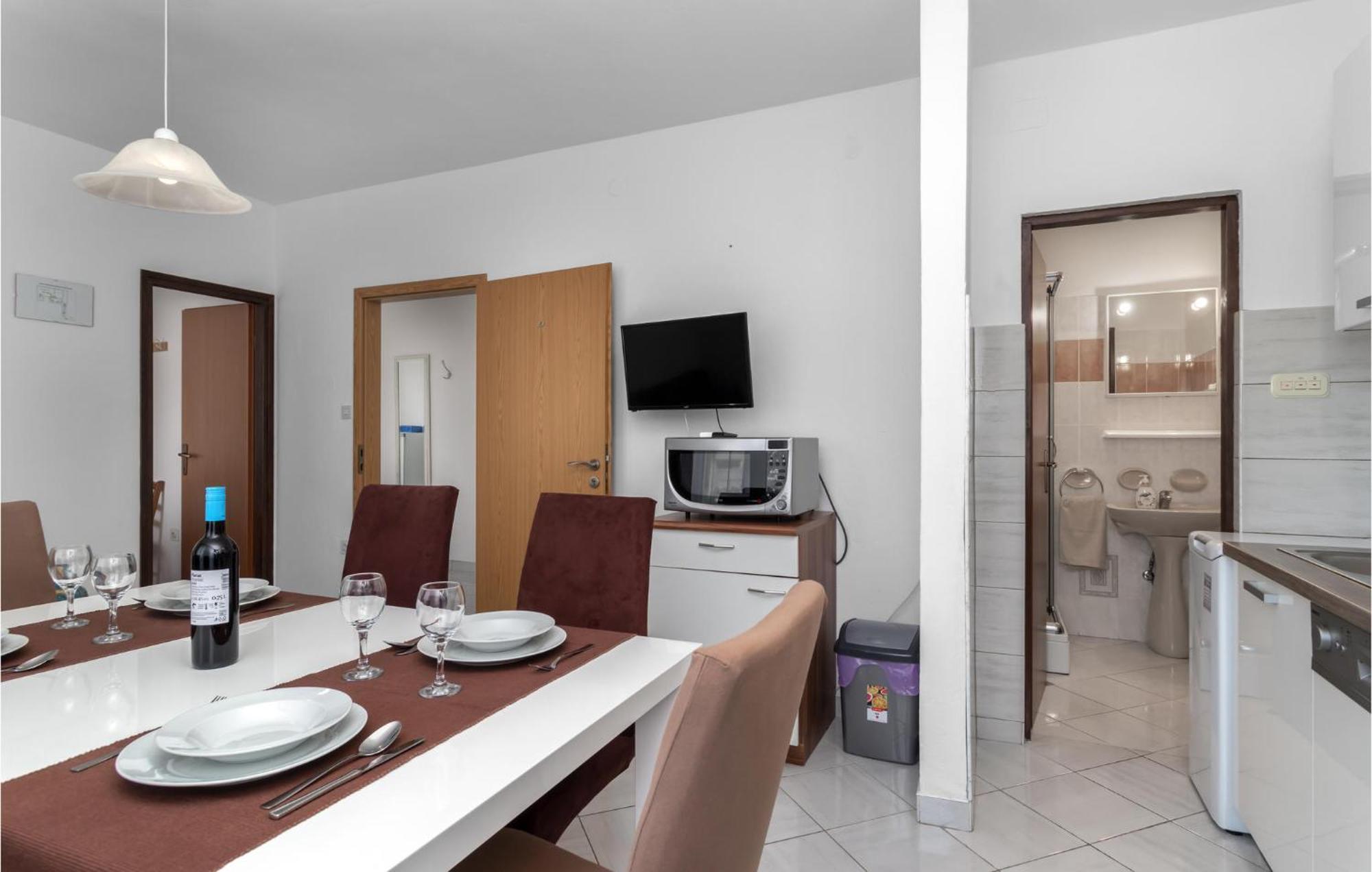Nice Apartment In Jadranovo With Wifi Exteriör bild